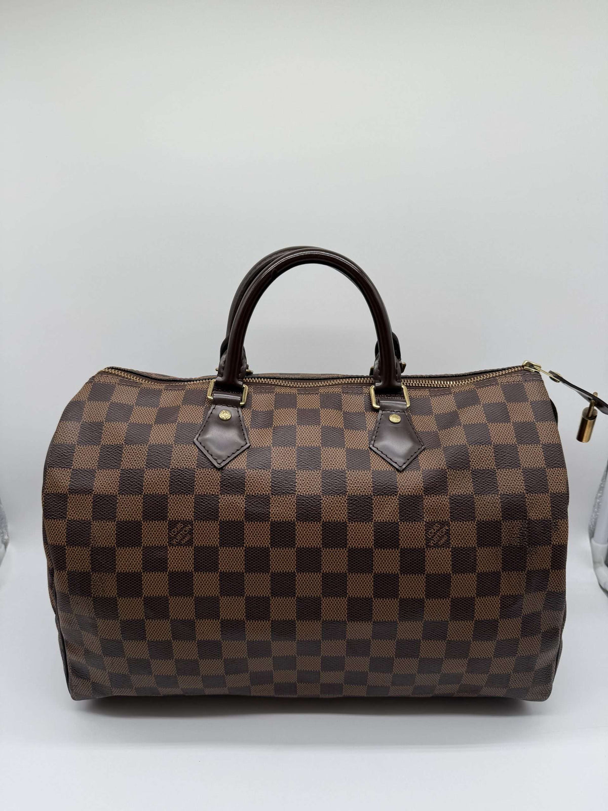 Borsa Louis Vuitton in tela damier ebene usata, con i segni di utilizzo visibili