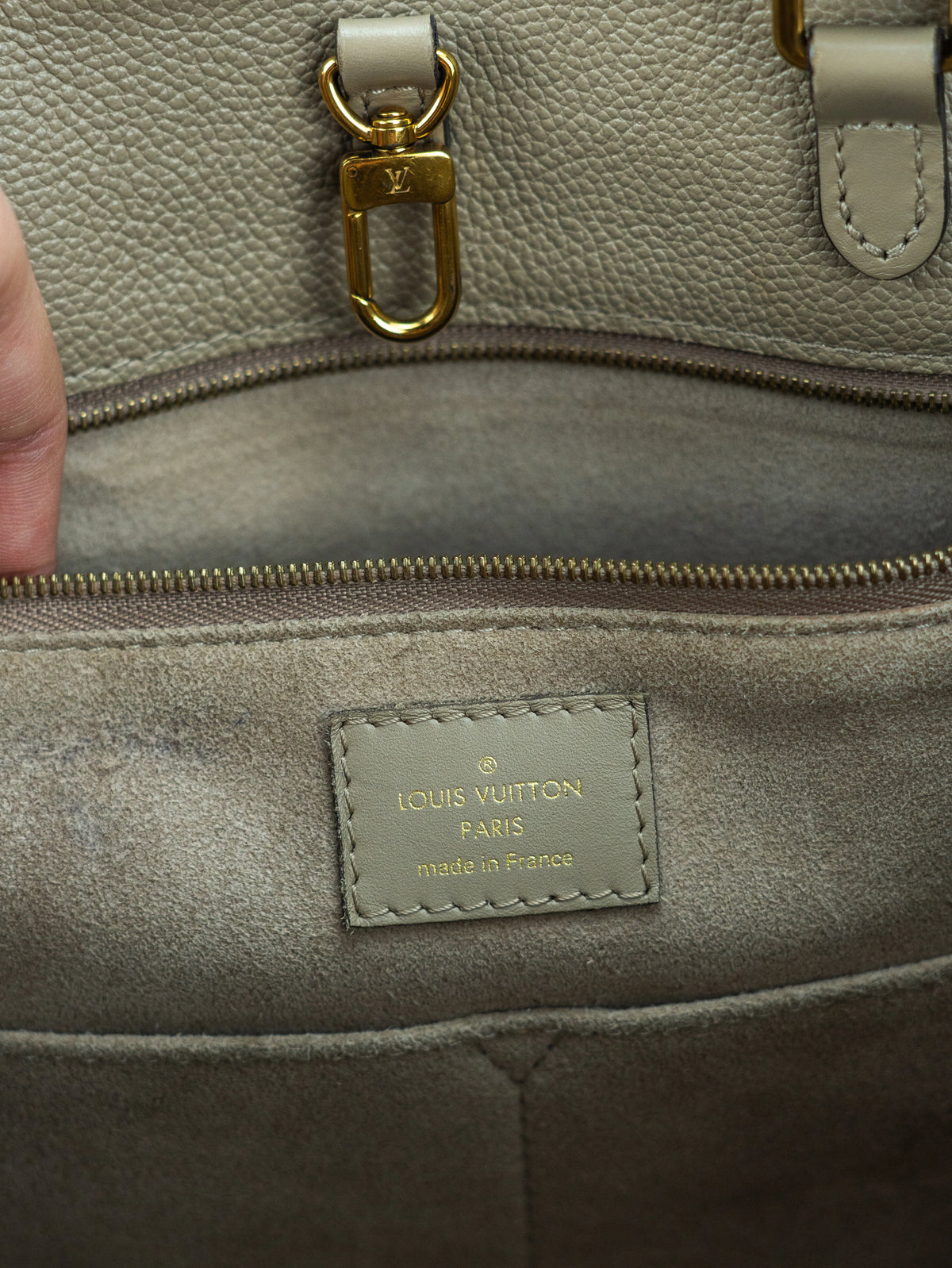 Louis Vuitton OnTheGo MM in pelle grigio tortora