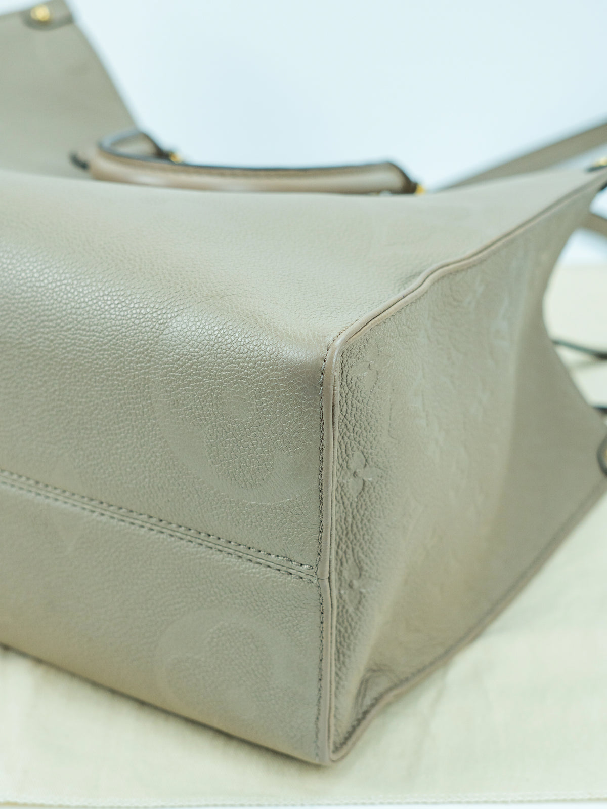 Louis Vuitton OnTheGo MM in pelle grigio tortora