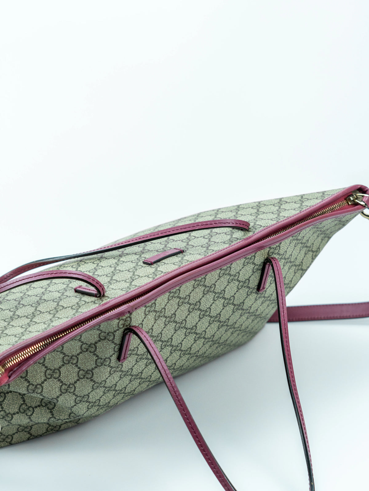 Gucci tote bag dettagli viola con tracolla