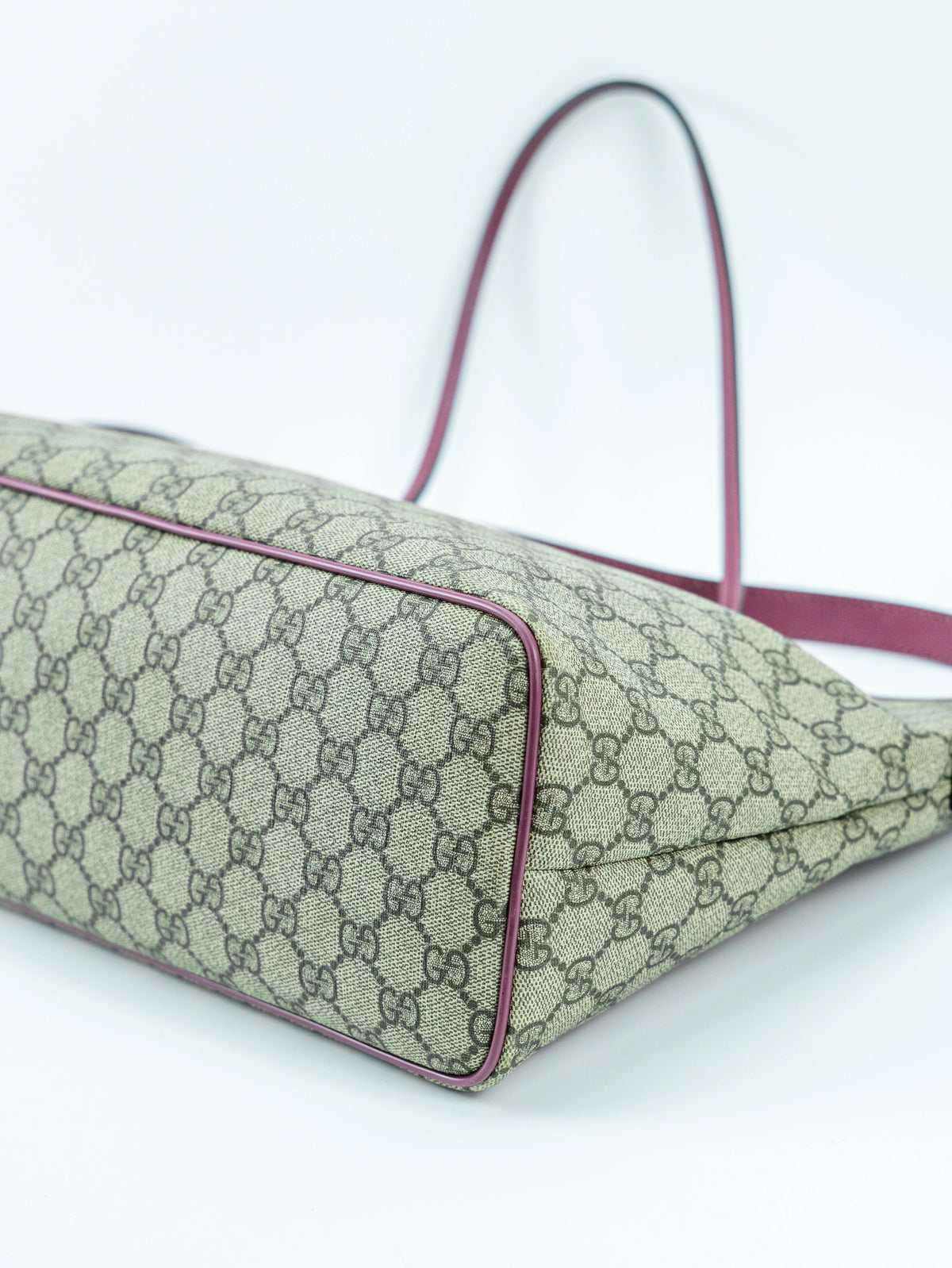 Gucci tote bag dettagli viola con tracolla