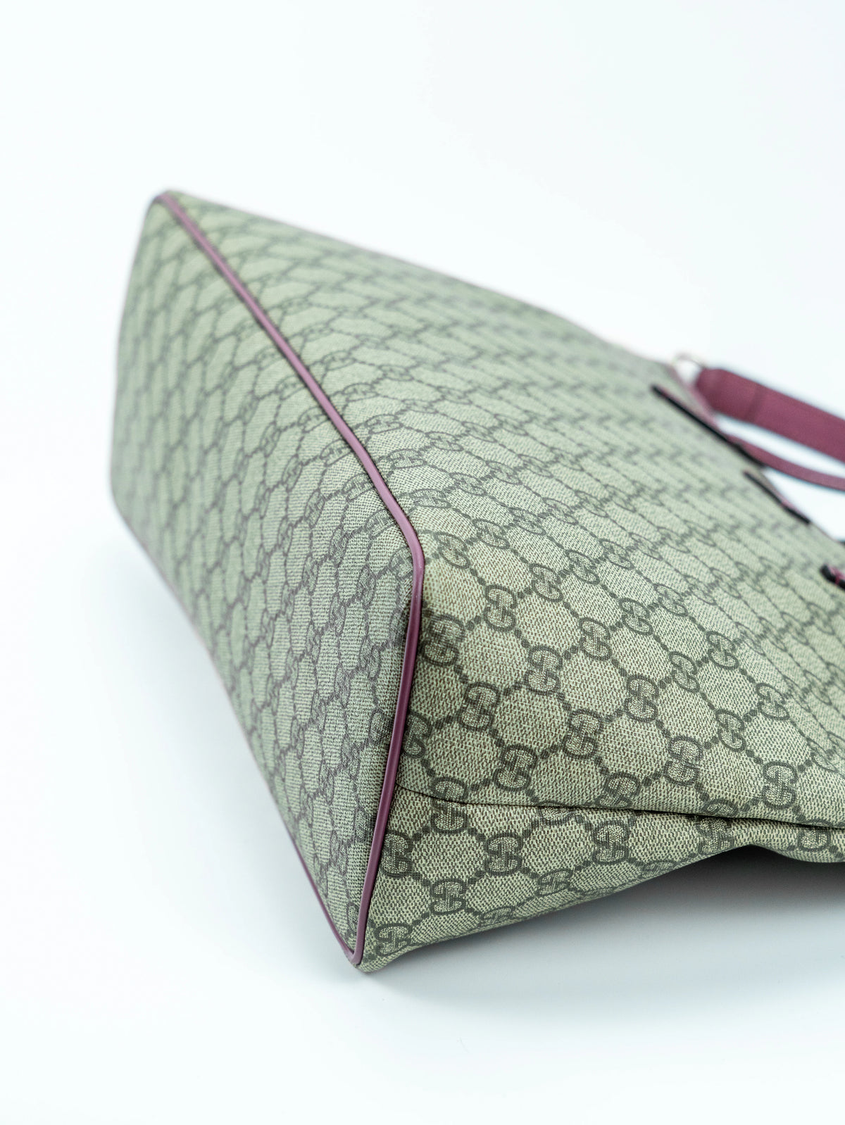 Gucci tote bag dettagli viola con tracolla