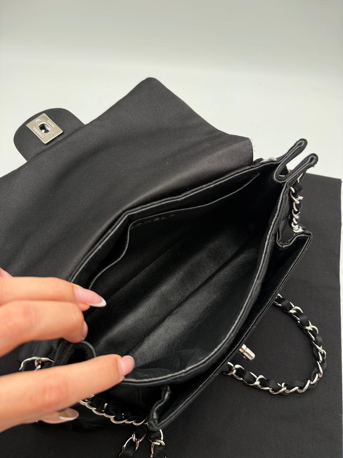 Chanel in seta nera trapuntata - foto 11