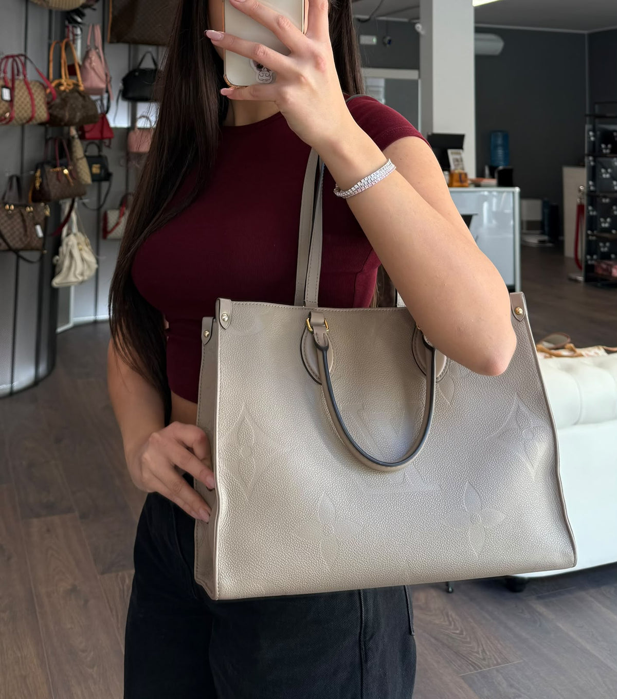 Louis Vuitton OnTheGo MM in pelle grigio tortora