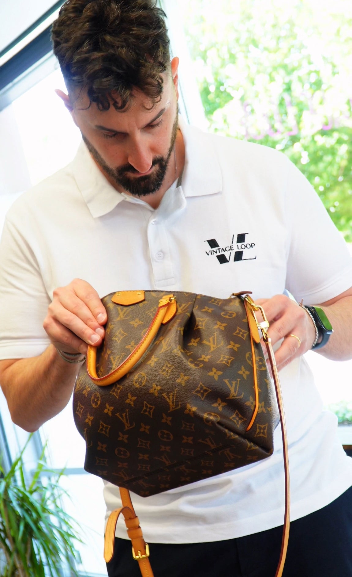 Controllo di una borsa Louis Vuitton prima della vendita nel negozio Vintage Loop