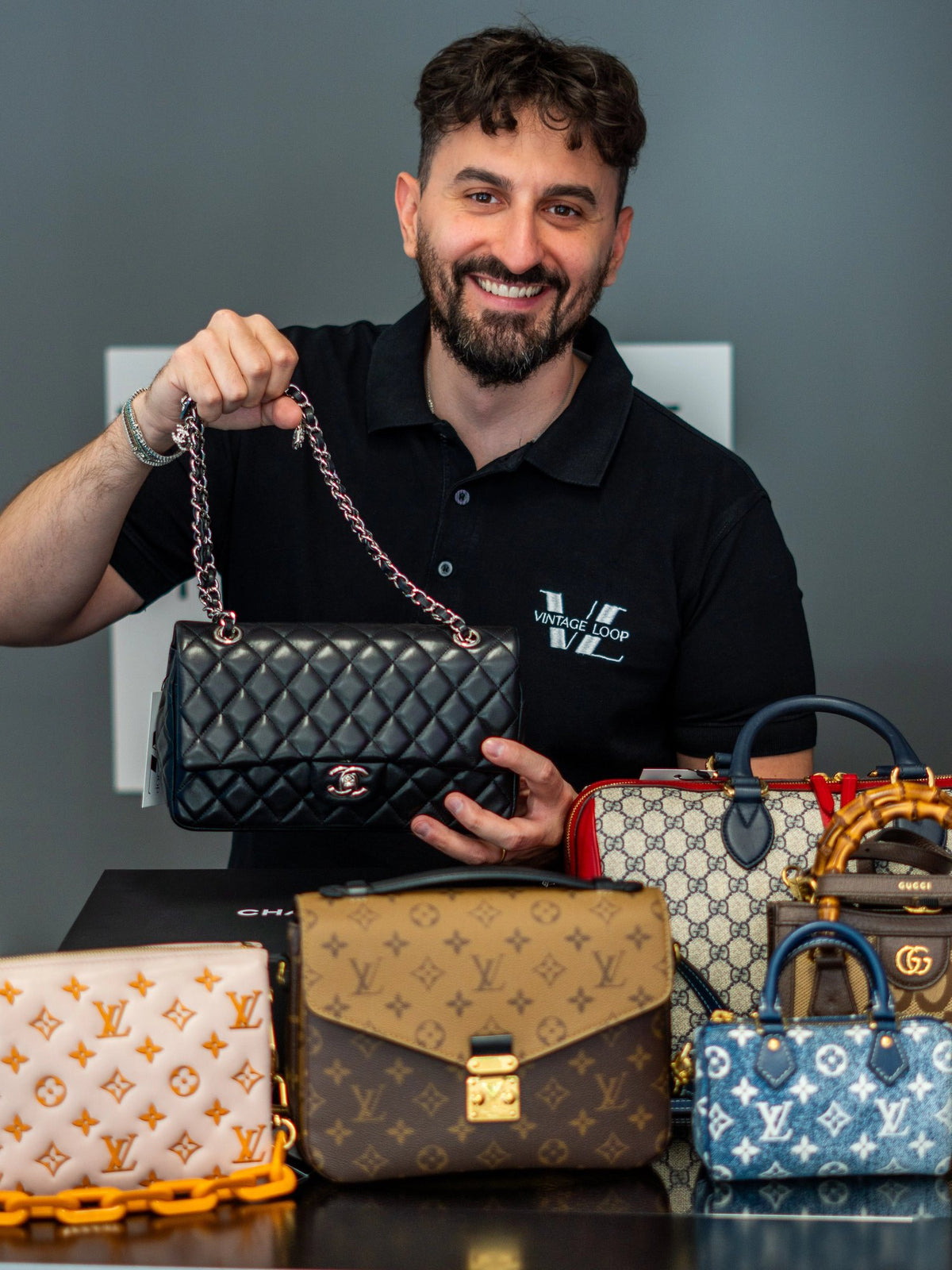Lorenzo Lupo di Vintage Loop mostra una borsa Chanel trapuntata nera