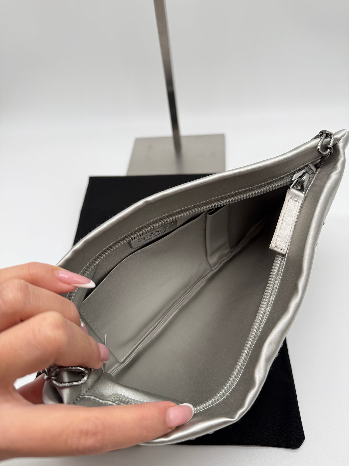 Chanel Clutch Camelia argento