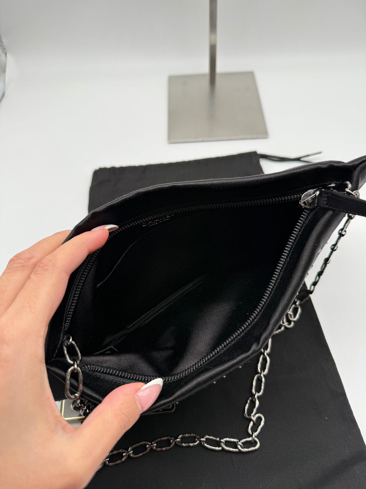 Chanel Clutch Camelia in seta nera