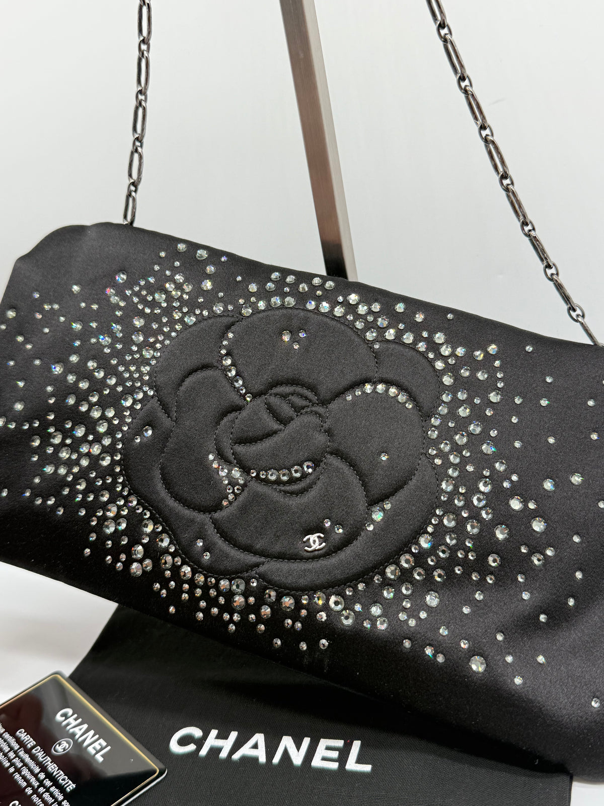 Chanel Clutch Camelia in seta nera