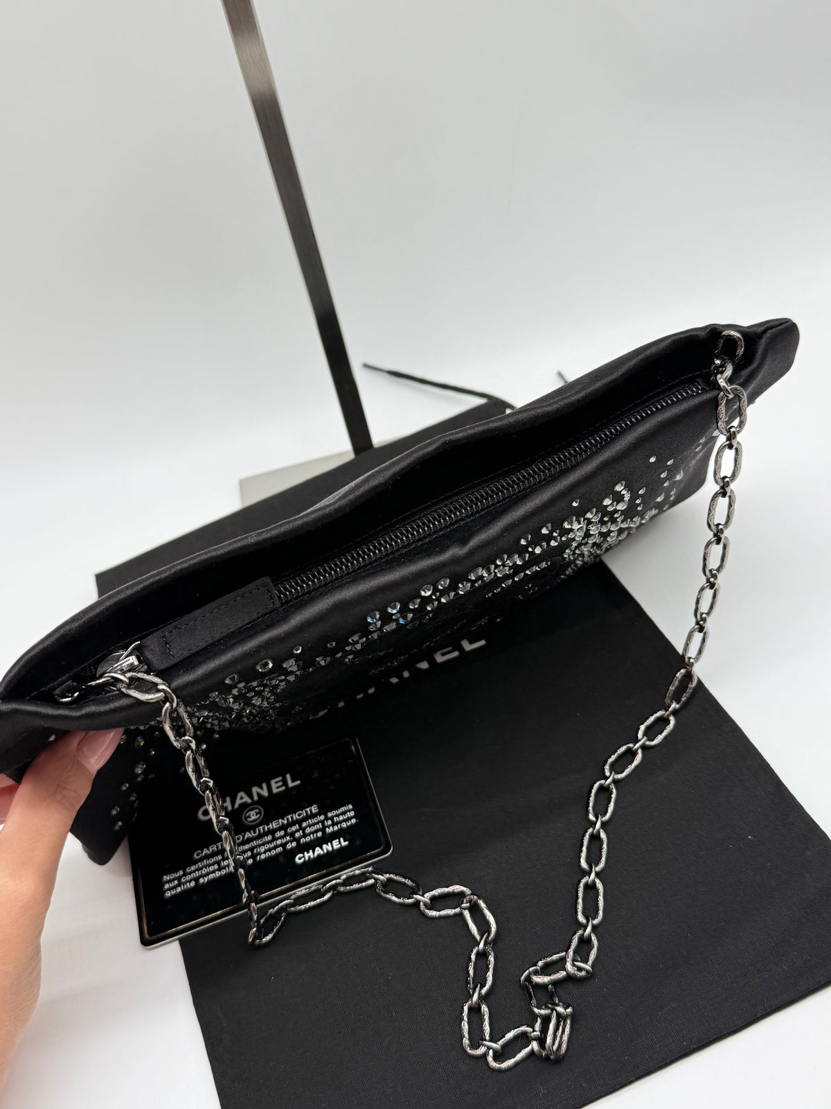 Chanel Clutch Camelia in seta nera