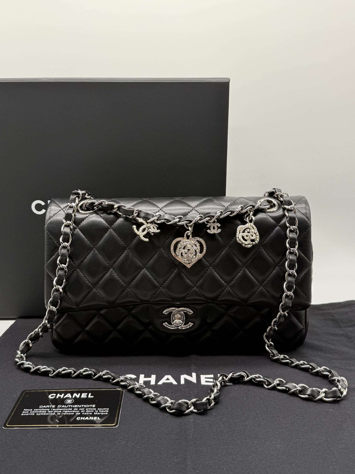 Borsa Chanel Classic Flap nera second-hand valutata da Vintage Loop