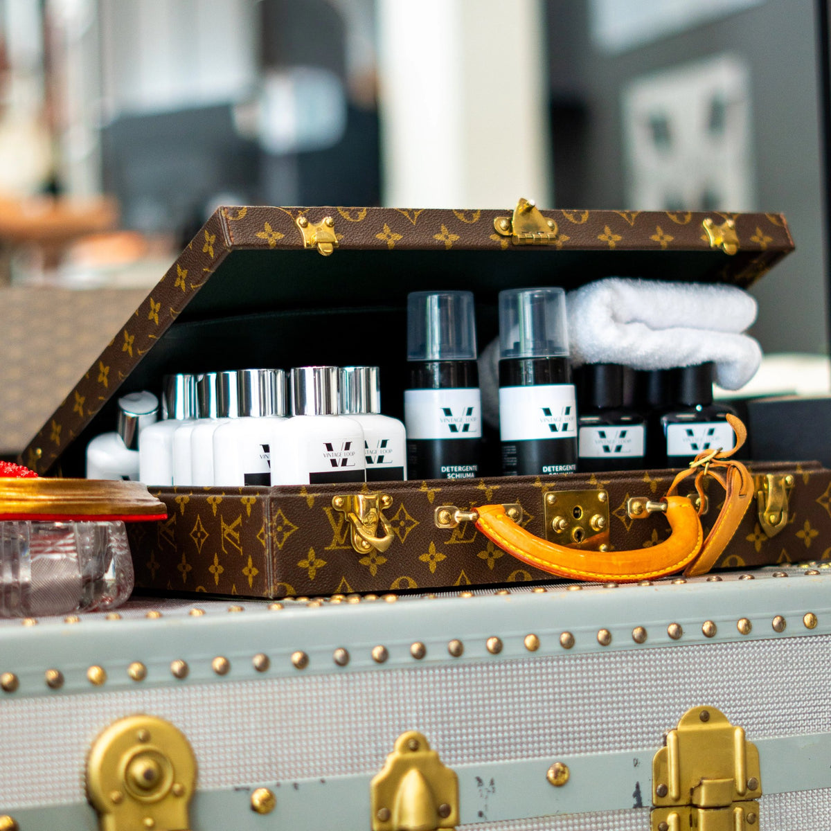 I prodotti Vintage Loop per la cura delle borse dentro un baule Louis Vuitton vintage