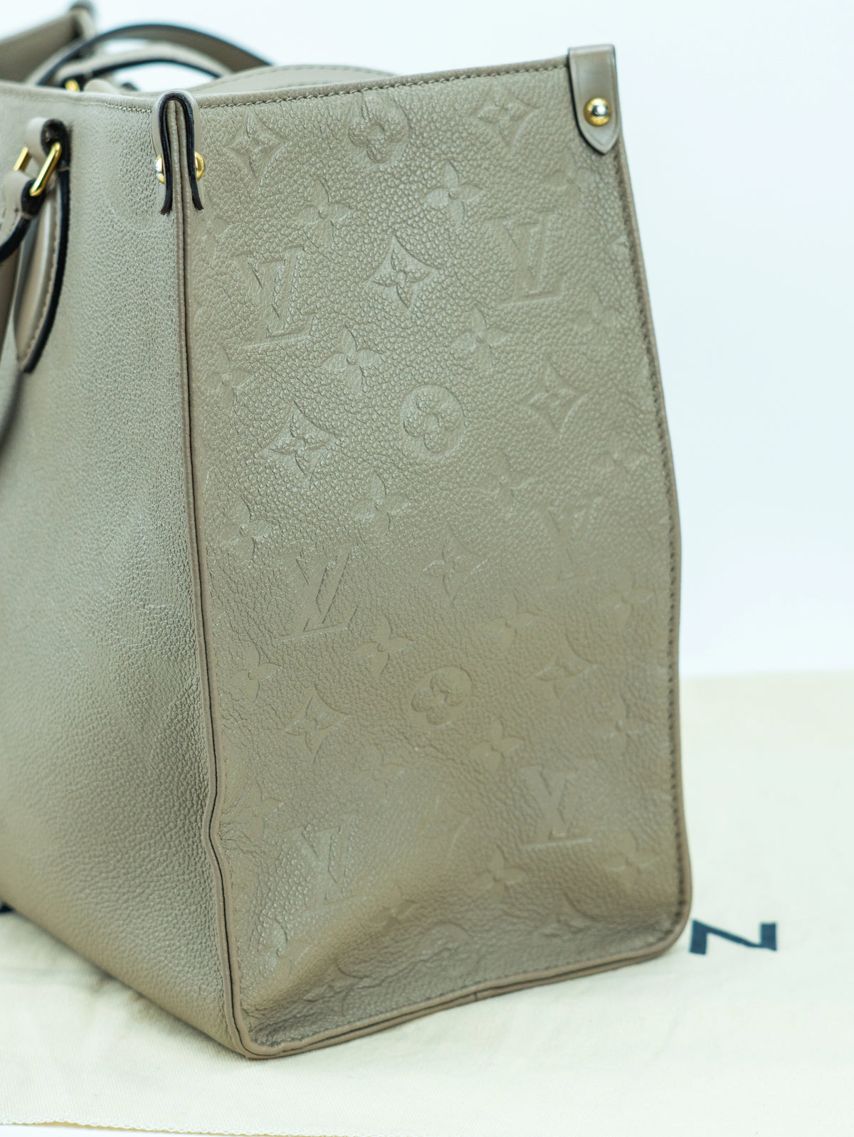 Louis Vuitton OnTheGo MM in pelle grigio tortora