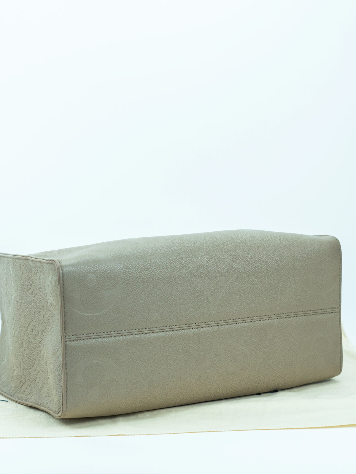 Louis Vuitton OnTheGo MM in pelle grigio tortora