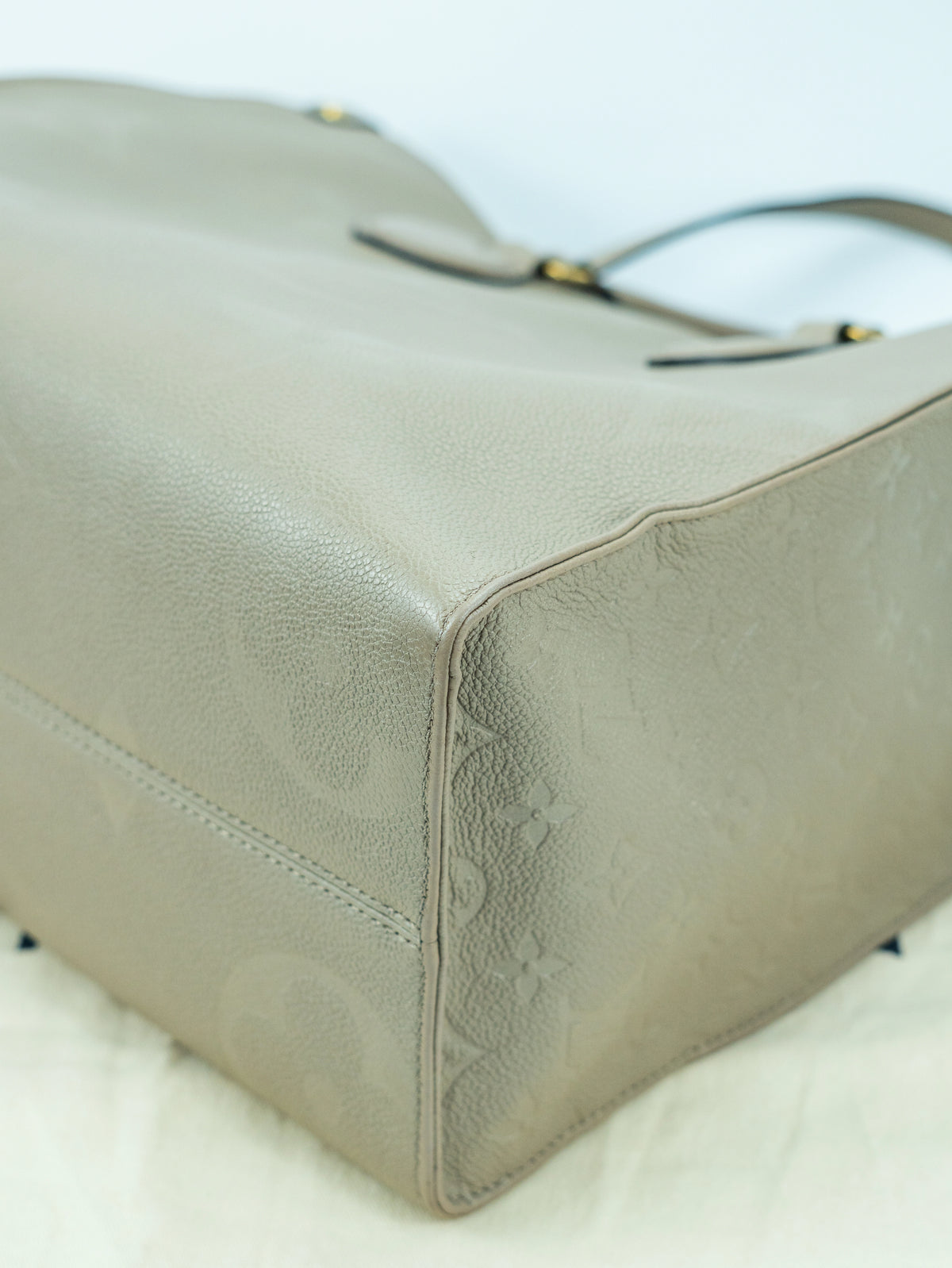 Louis Vuitton OnTheGo MM in pelle grigio tortora