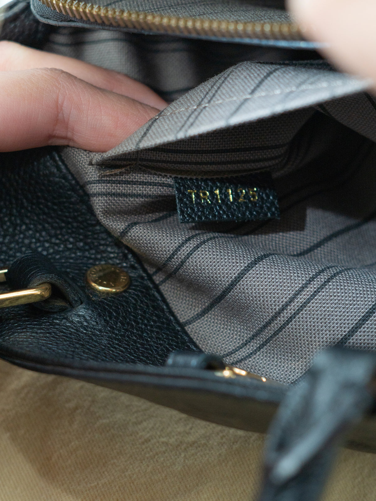 Louis Vuitton Montaigne BB in pelle nera
