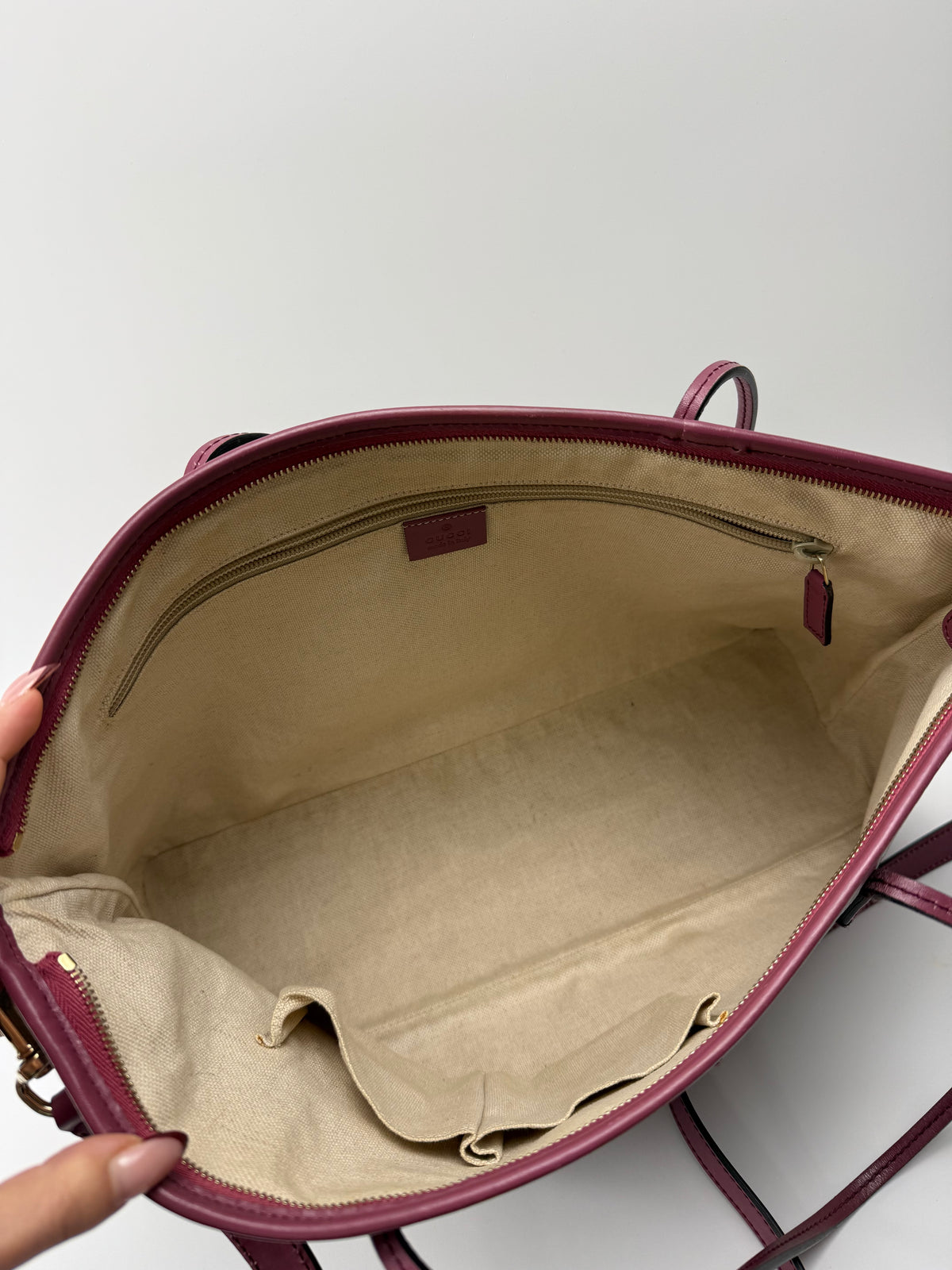 Gucci tote bag dettagli viola con tracolla