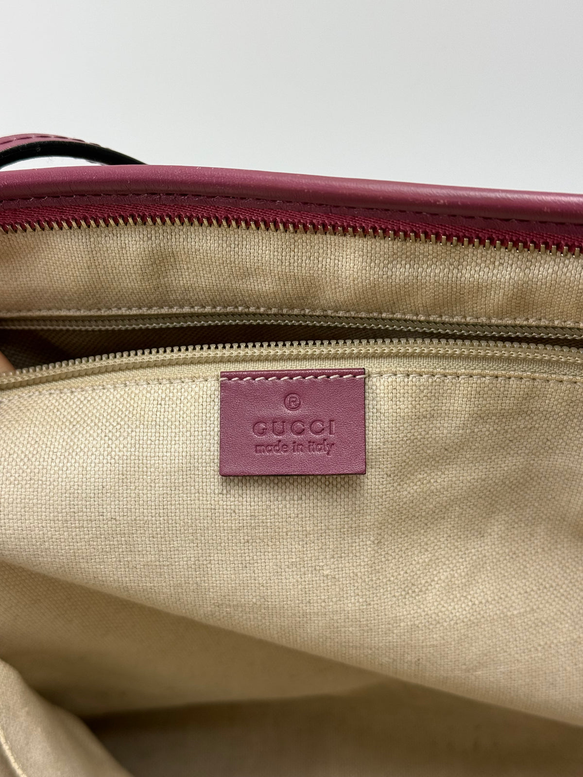 Gucci tote bag dettagli viola con tracolla
