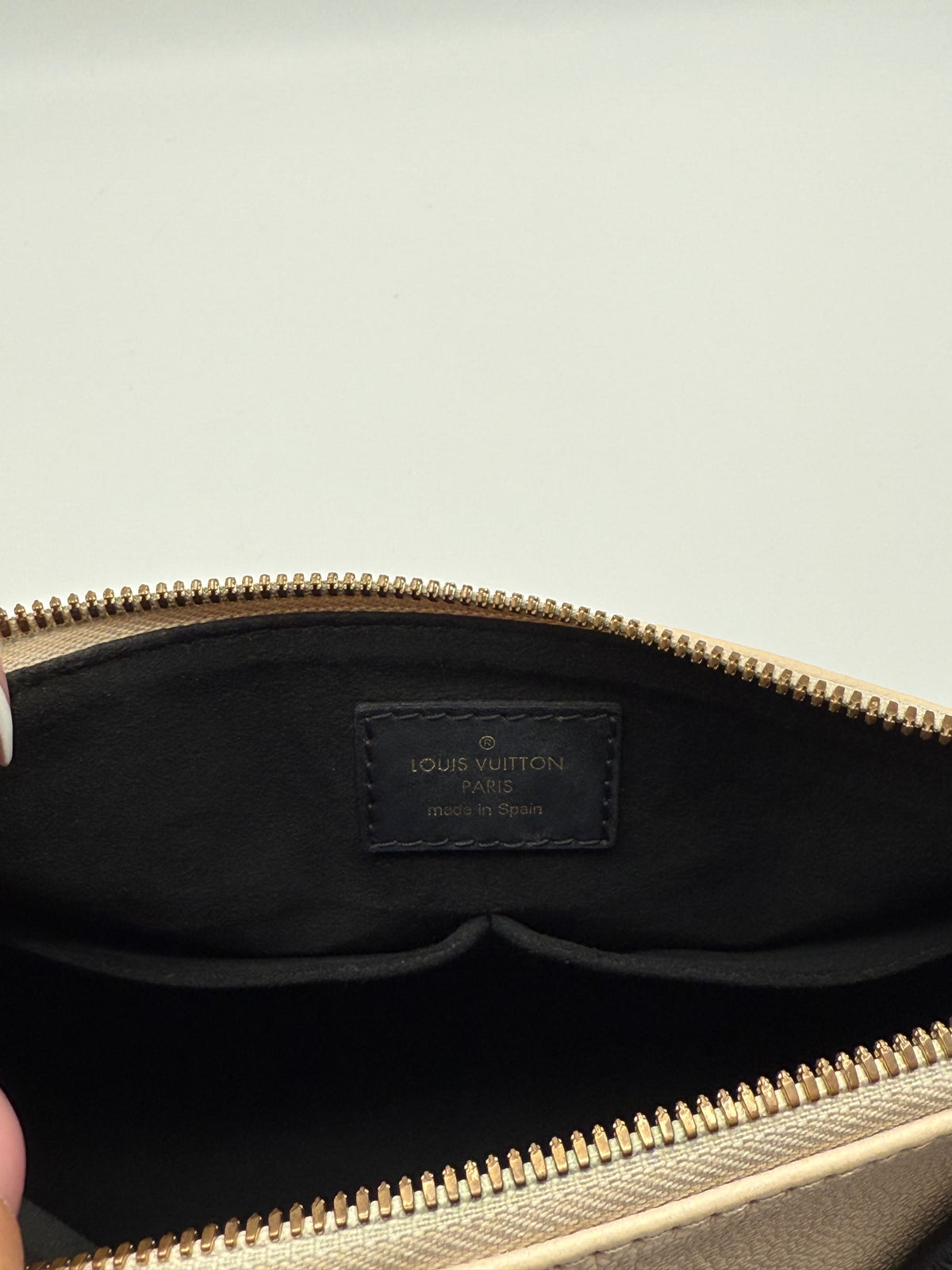 Louis Vuitton V tote BB nera - foto 5