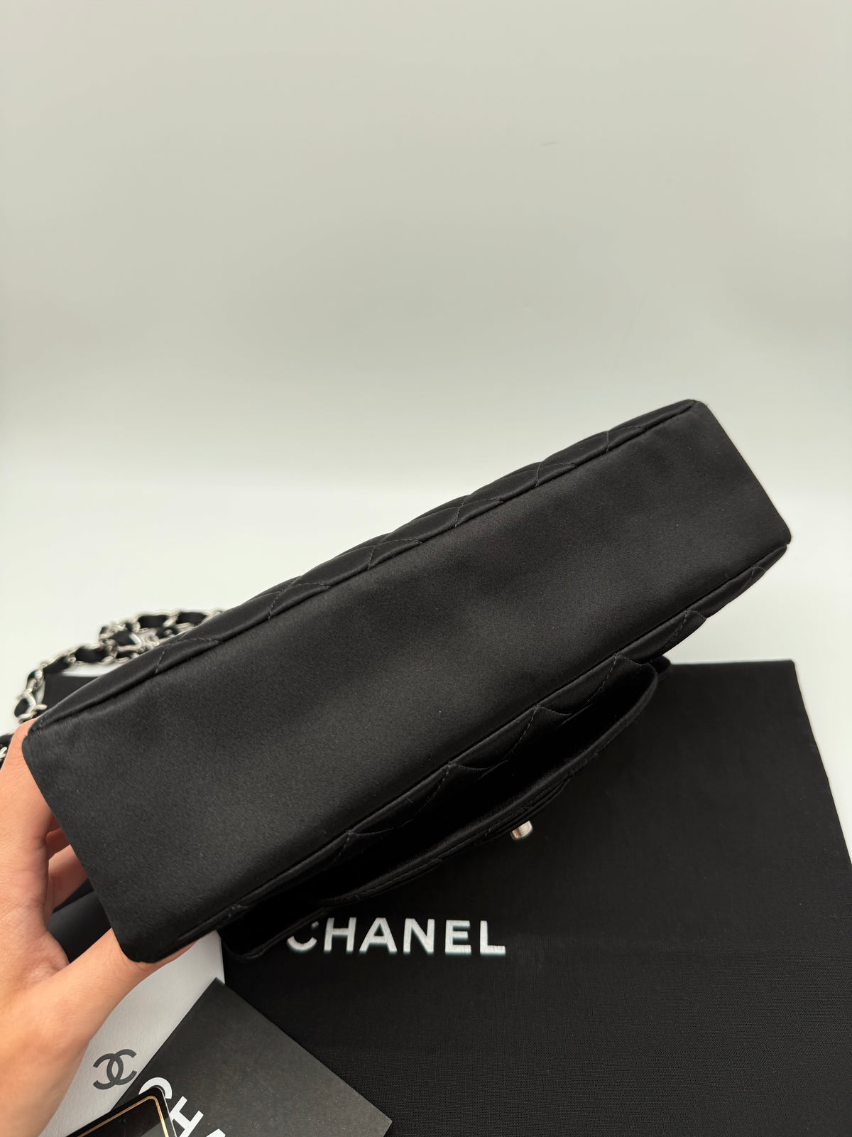 Chanel in seta nera trapuntata - foto 10