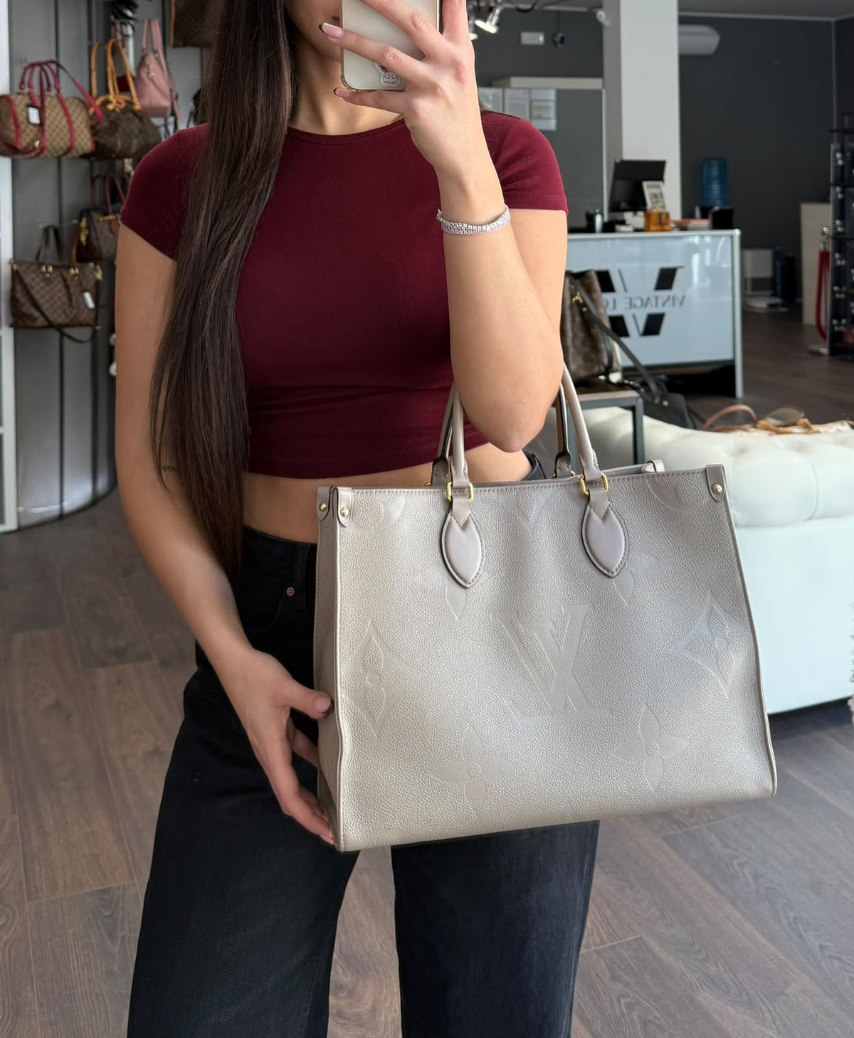 Louis Vuitton OnTheGo MM in pelle grigio tortora