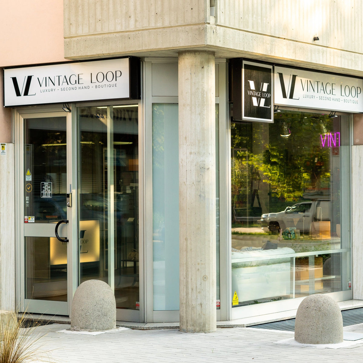 La vetrina del negozio Vintage Loop in Via Casati 167 ad Arcore, in provincia di Monza e Brianza