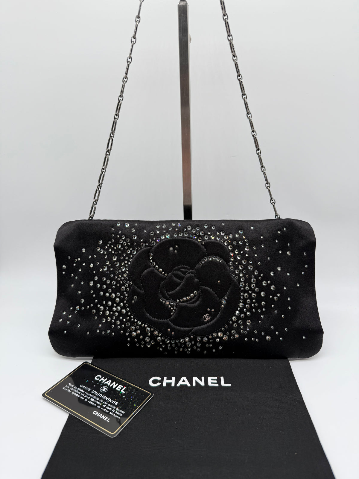 Chanel Clutch Camelia in seta nera