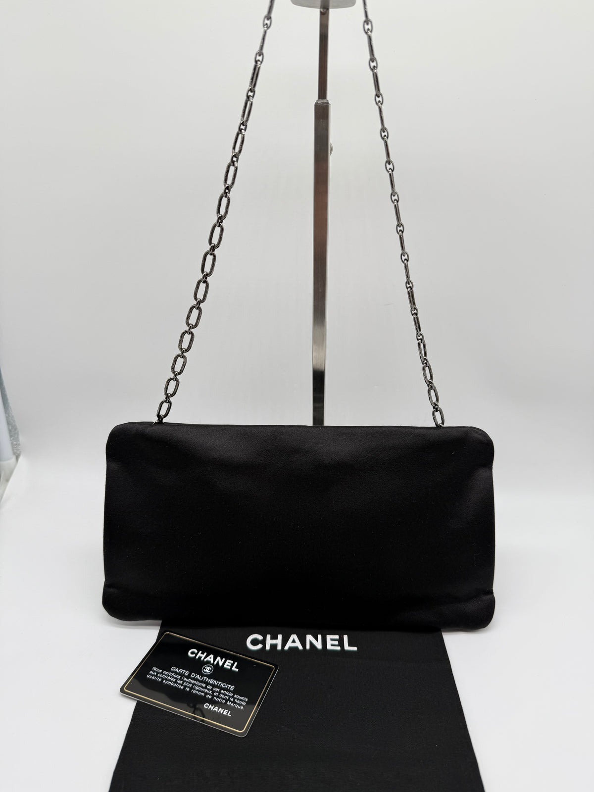 Chanel Clutch Camelia in seta nera