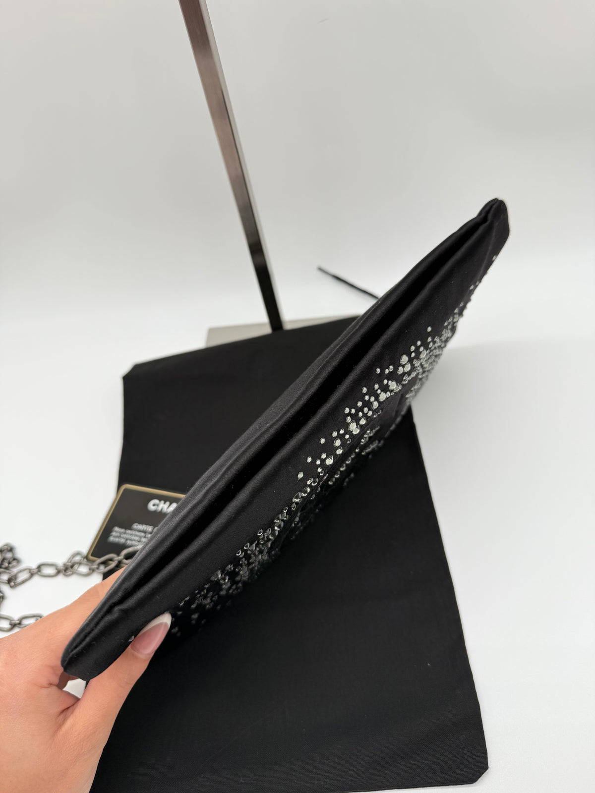 Chanel Clutch Camelia in seta nera